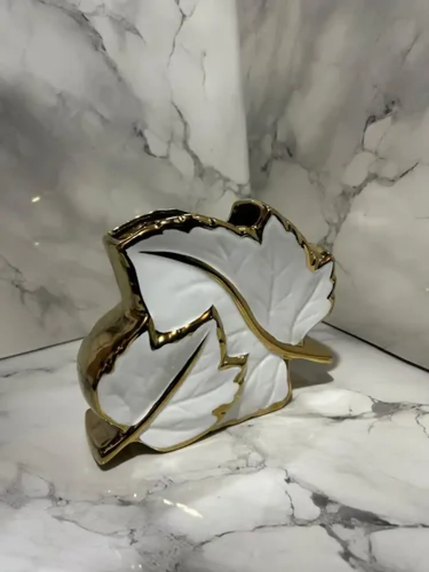 Jarrón Decorativo De Hojas Blanco Y Dorado Para Flores 4