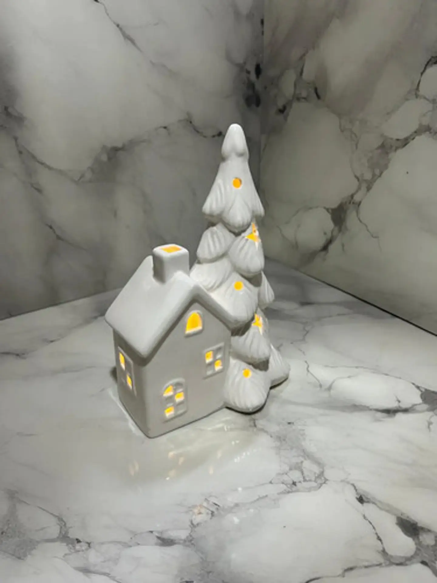 Casita Navideña De Cerámica Con Árbol Decorativo 3
