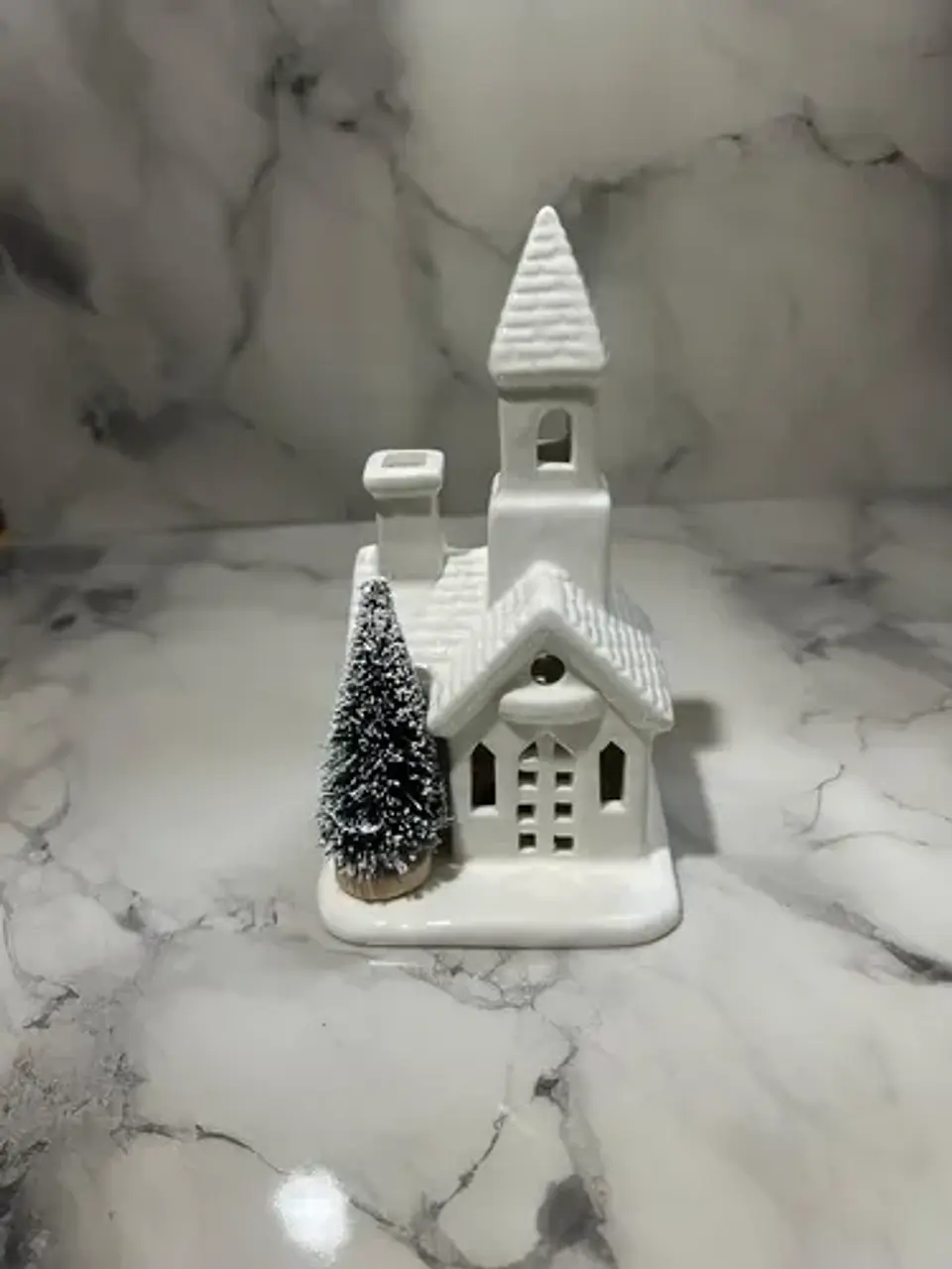 Casita Navideña De Cerámica Con Árbol E Iluminación Cálida 1