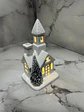 Casita Navideña De Cerámica Con Árbol E Iluminación Cálida - Miniatura 2
