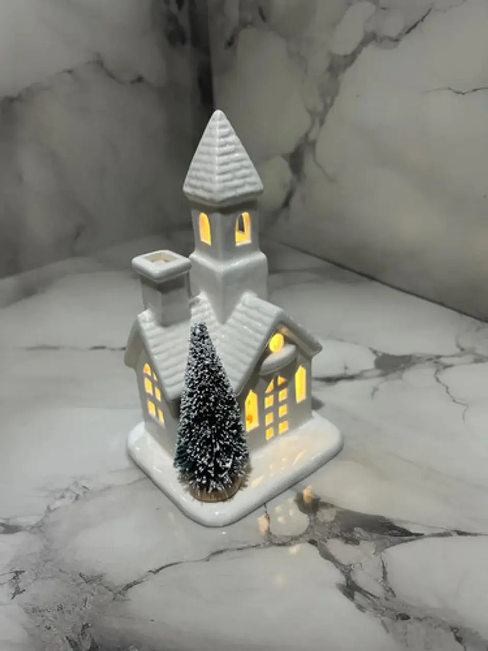 Casita Navideña De Cerámica Con Árbol E Iluminación Cálida 2