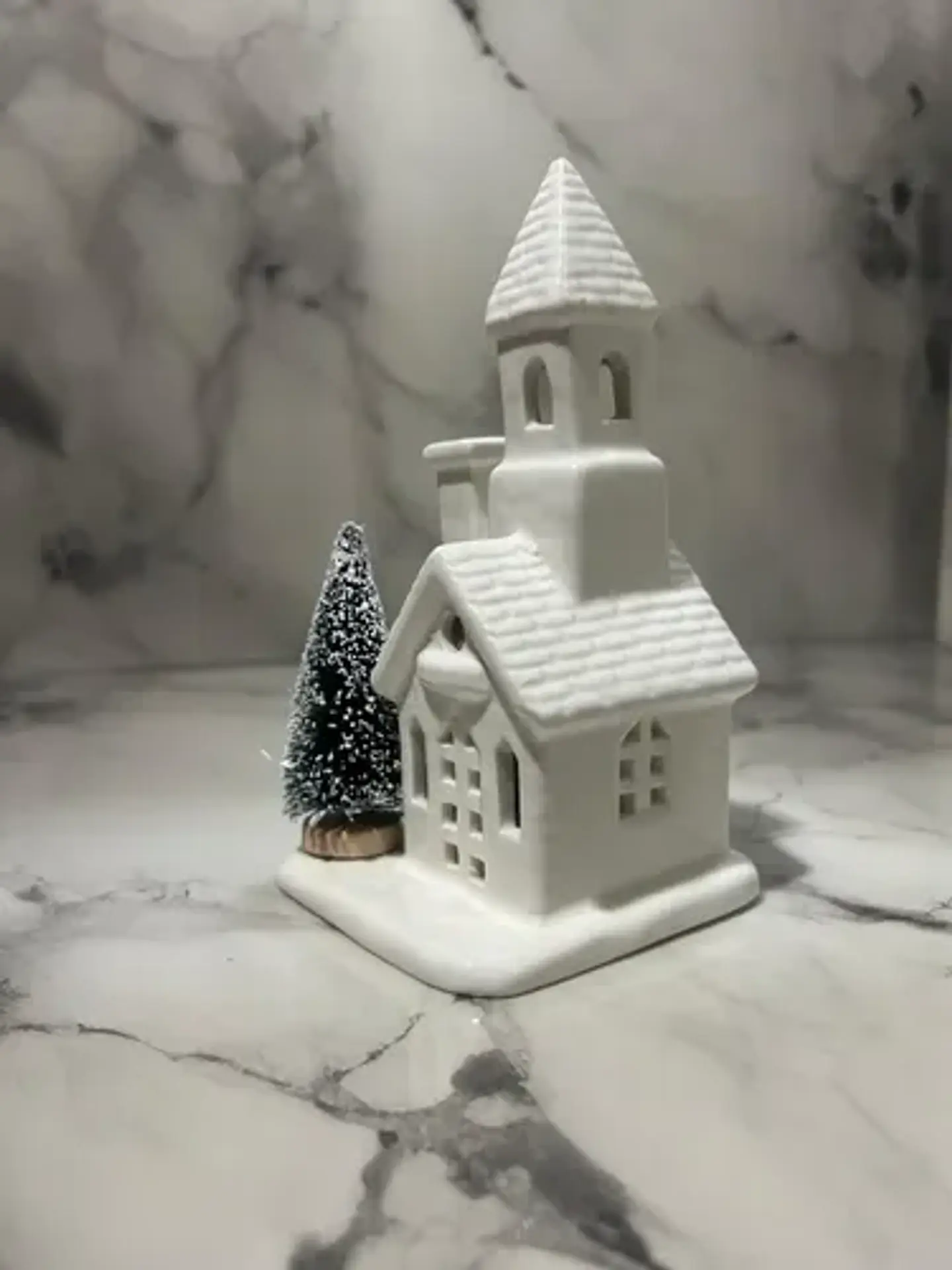 Casita Navideña De Cerámica Con Árbol E Iluminación Cálida 3