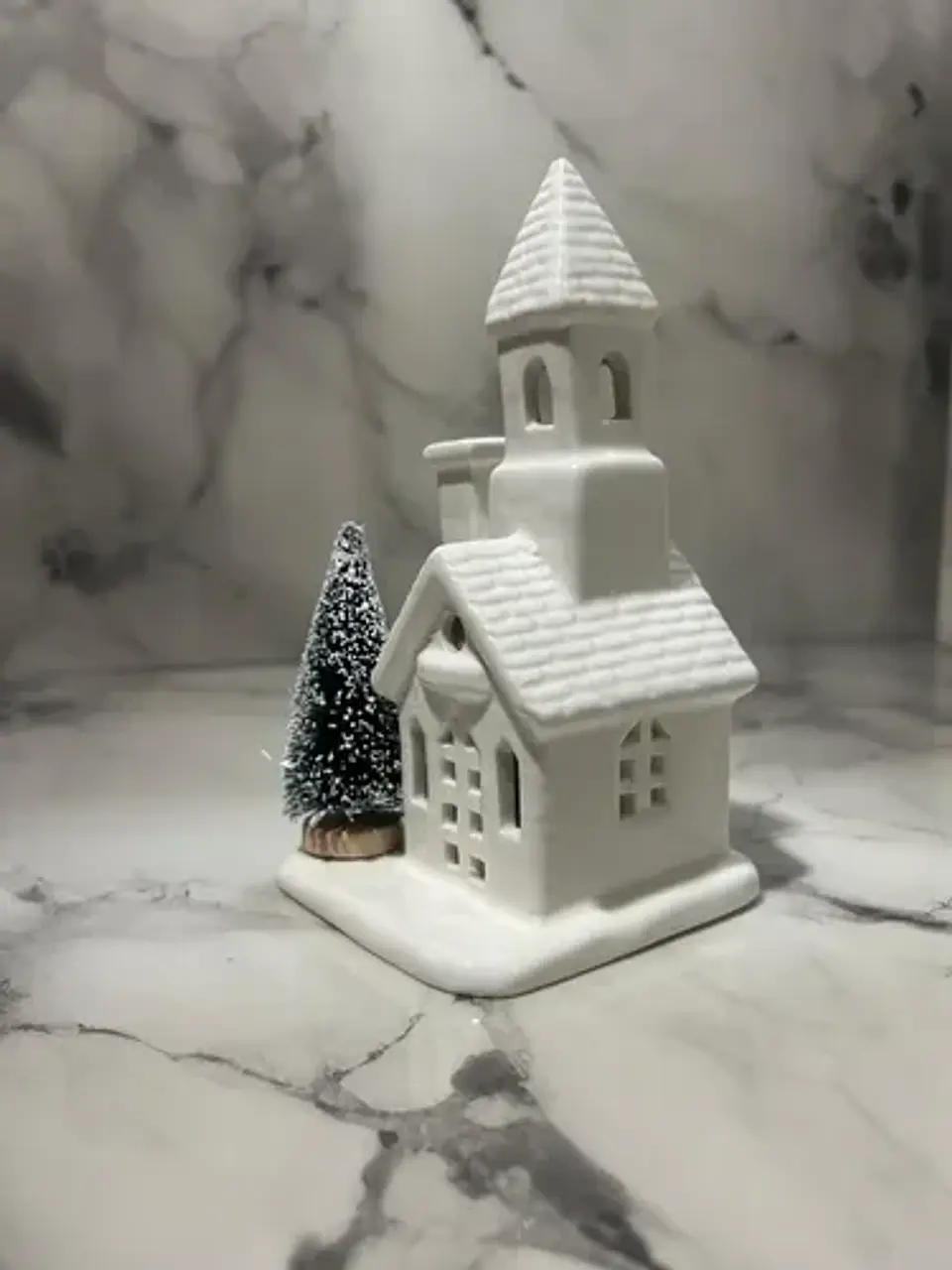 Casita Navideña De Cerámica Con Árbol E Iluminación Cálida 3