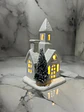 Casita Navideña De Cerámica Con Árbol E Iluminación Cálida - Miniatura 4