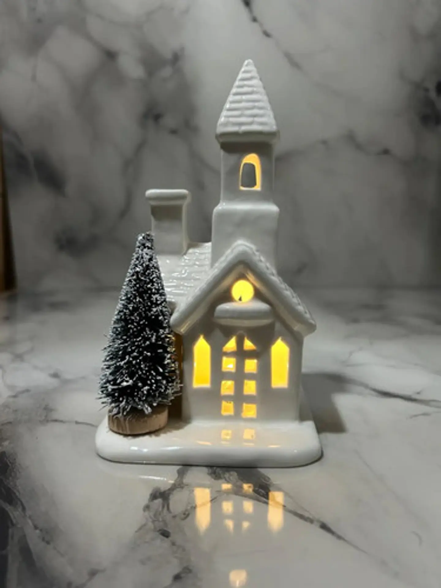 Casita Navideña De Cerámica Con Árbol E Iluminación Cálida 5