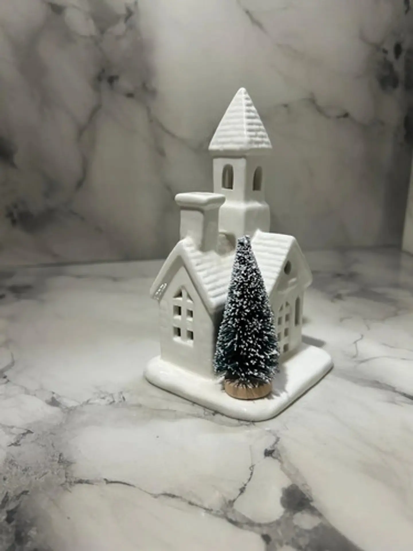 Casita Navideña De Cerámica Con Árbol E Iluminación Cálida 6