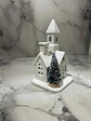Casita Navideña De Cerámica Con Árbol E Iluminación Cálida - Miniatura 6