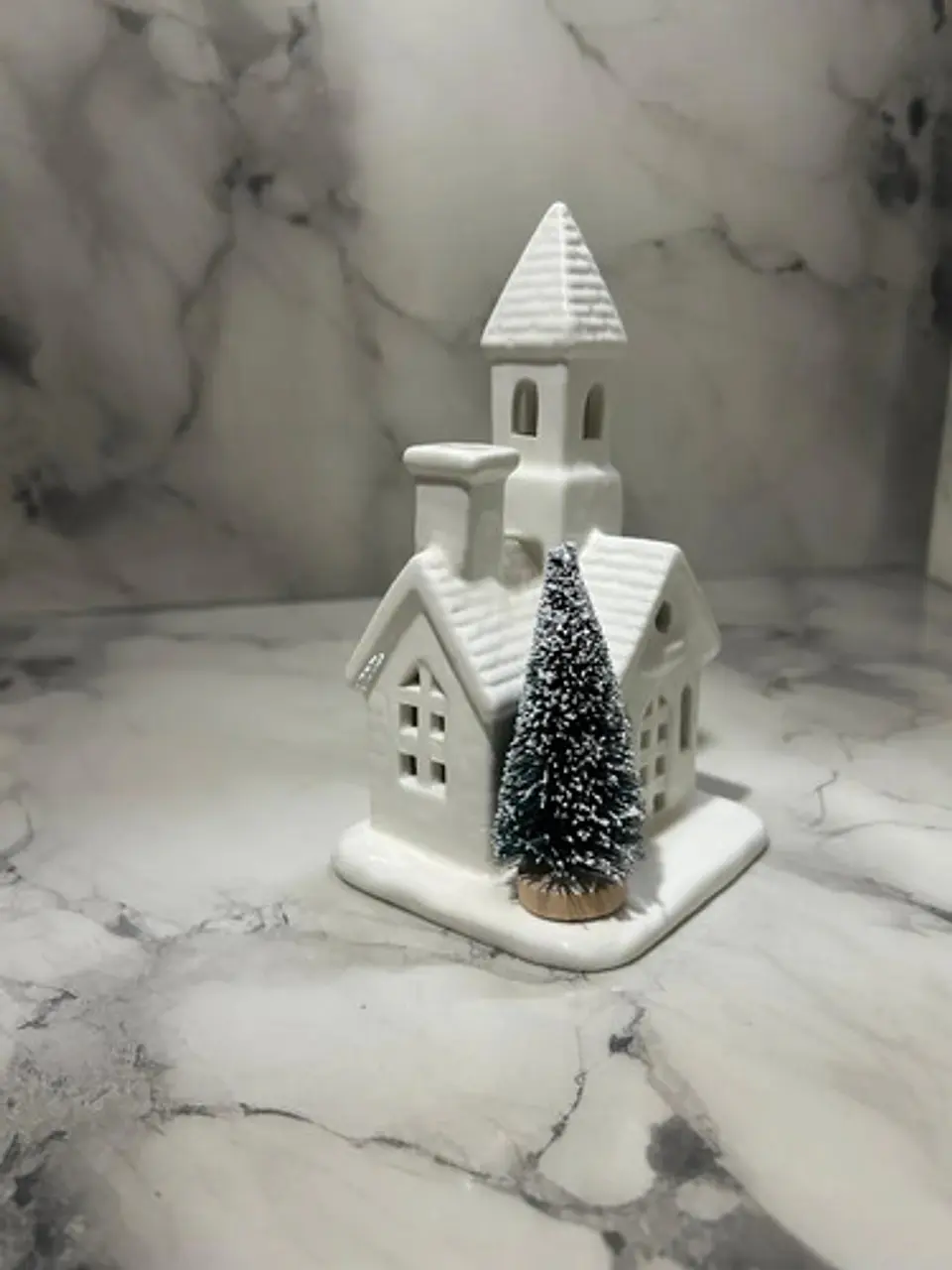 Casita Navideña De Cerámica Con Árbol E Iluminación Cálida 6
