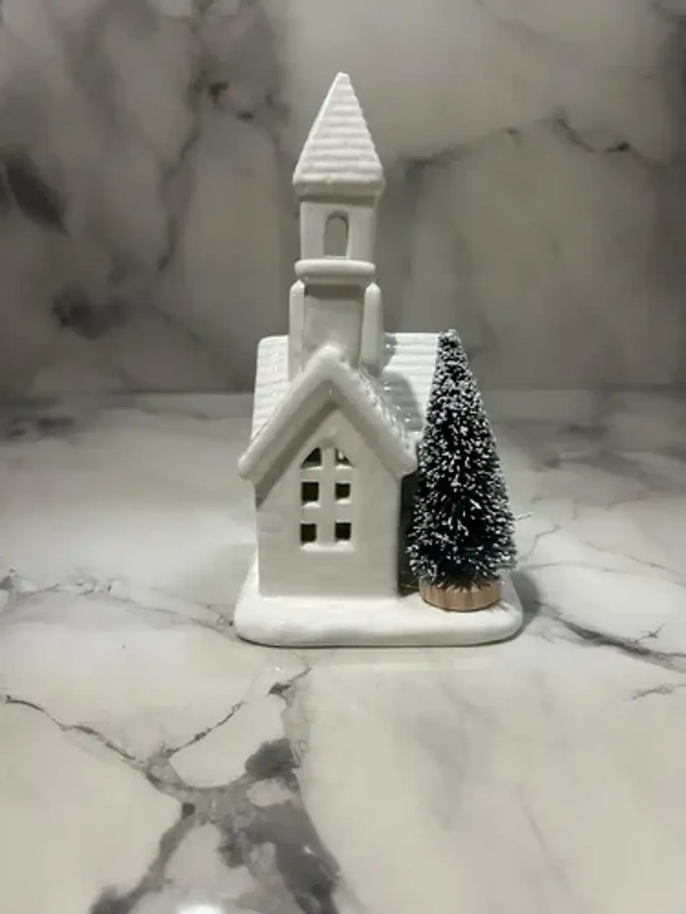 Casita Navideña De Cerámica Con Árbol E Iluminación Cálida 7