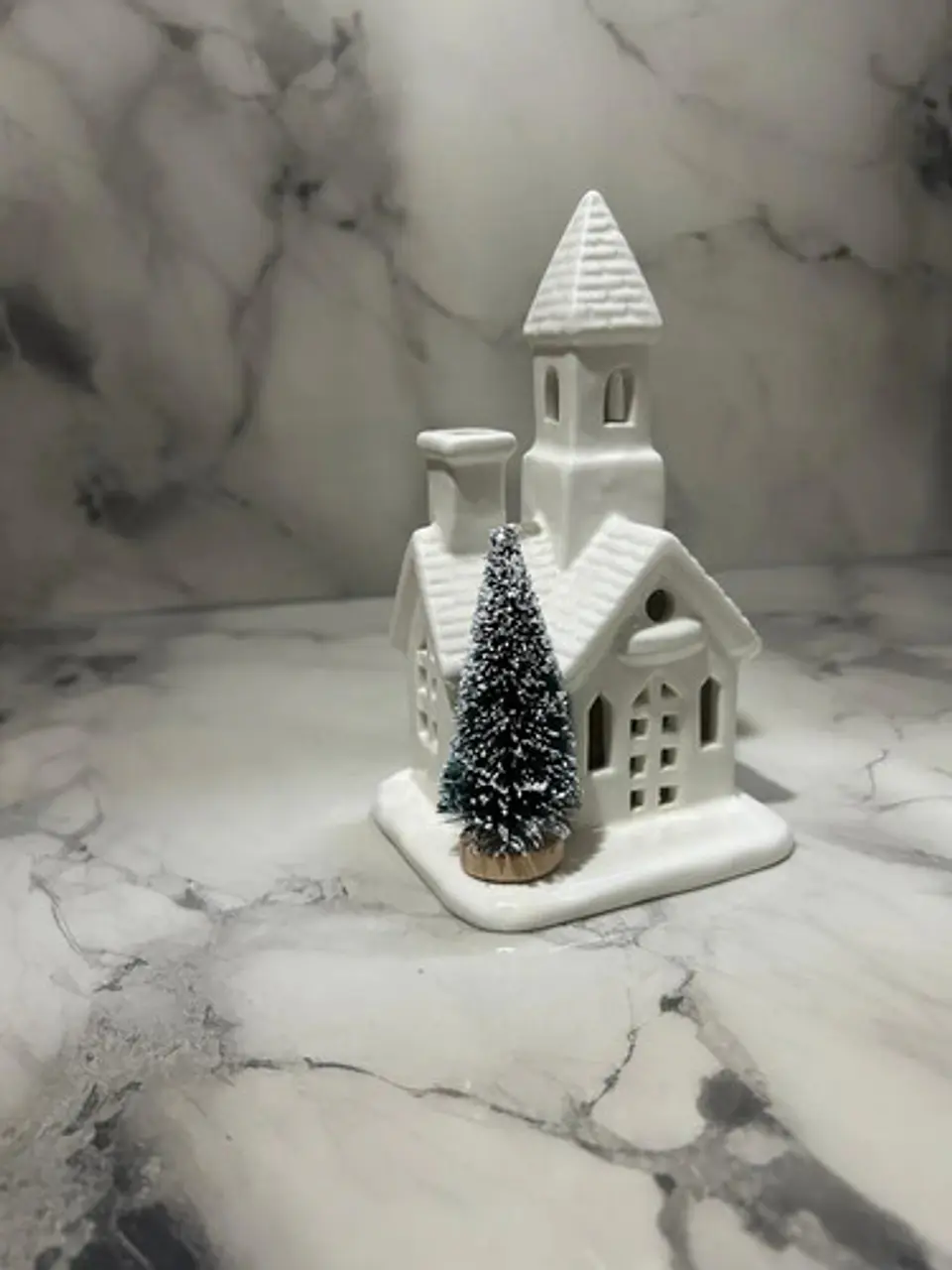 Casita Navideña De Cerámica Con Árbol E Iluminación Cálida 9