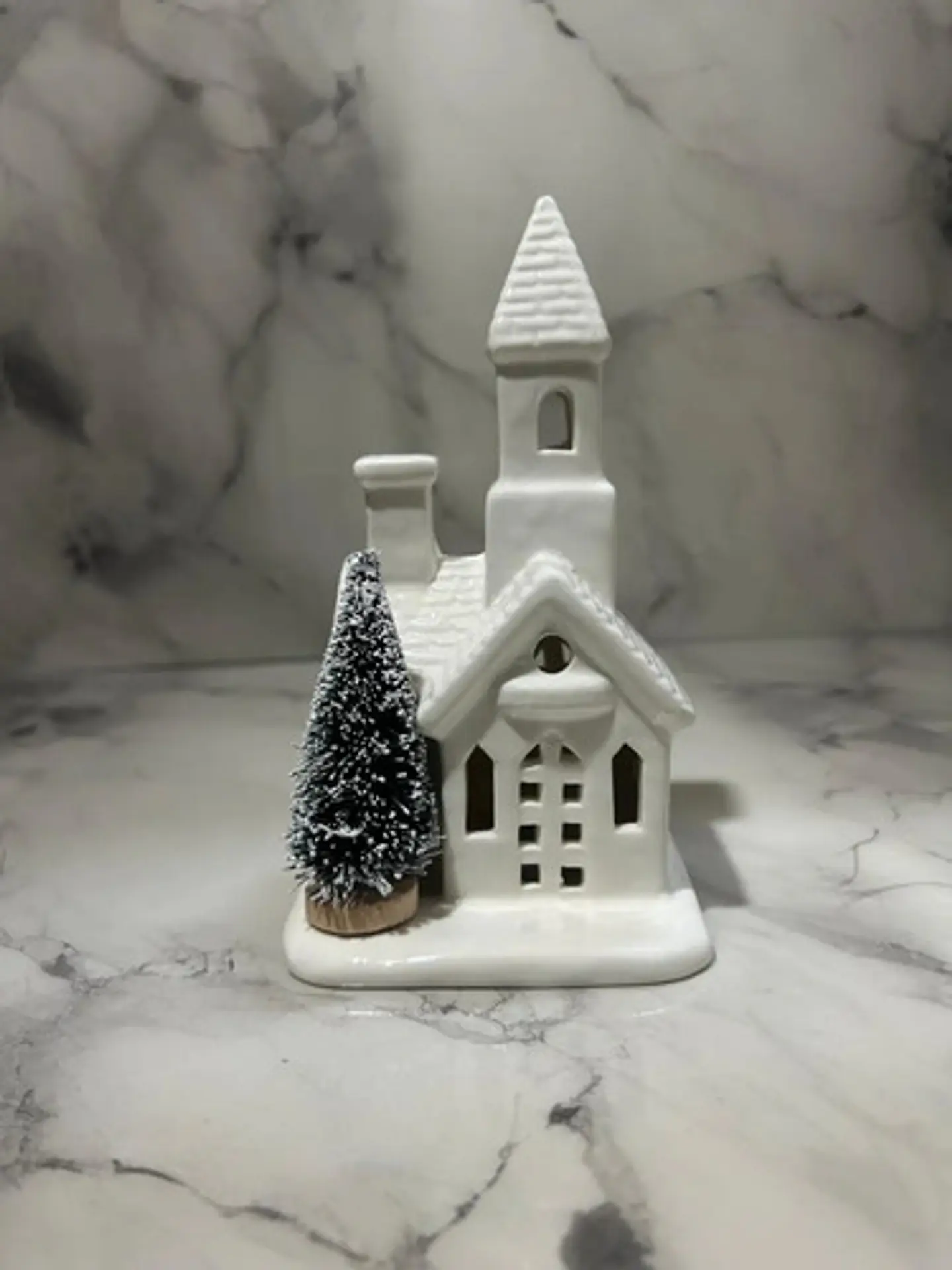 Casita Navideña De Cerámica Con Árbol E Iluminación Cálida 10
