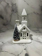 Casita Navideña De Cerámica Con Árbol E Iluminación Cálida - Miniatura 10