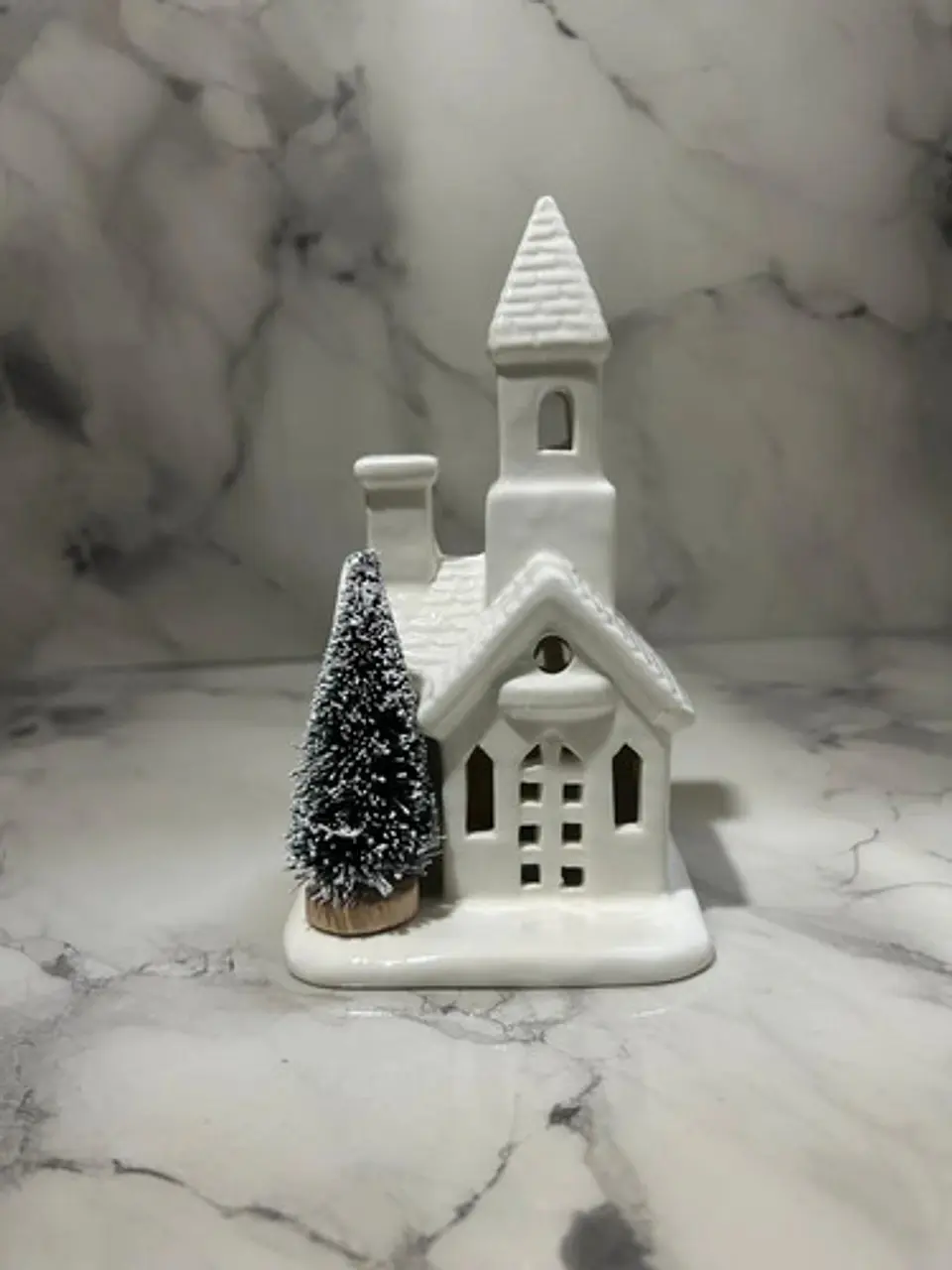 Casita Navideña De Cerámica Con Árbol E Iluminación Cálida 10