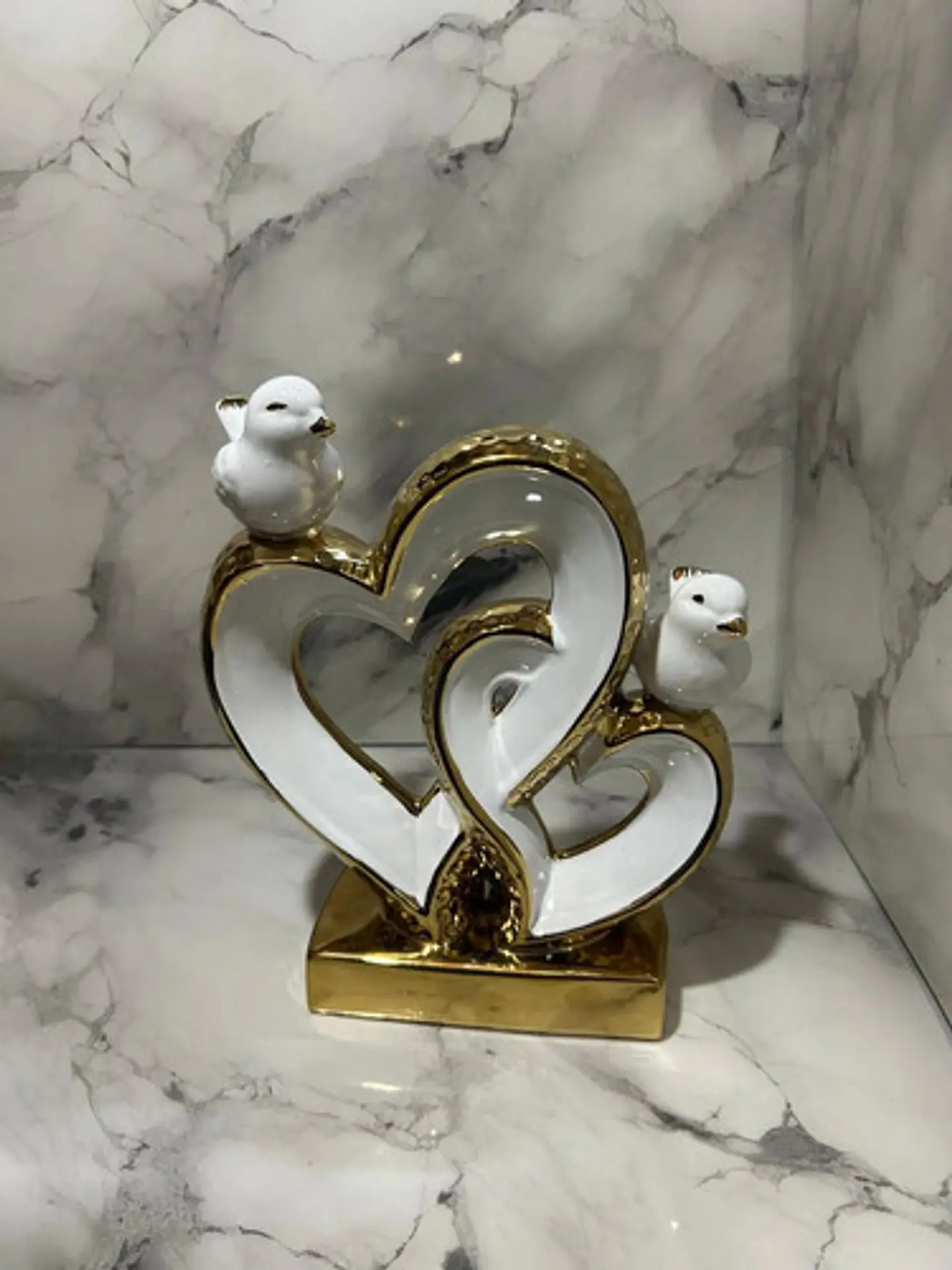 Figura Decorativa De Corazones Con Pájaros Blanco Y Dorado 1