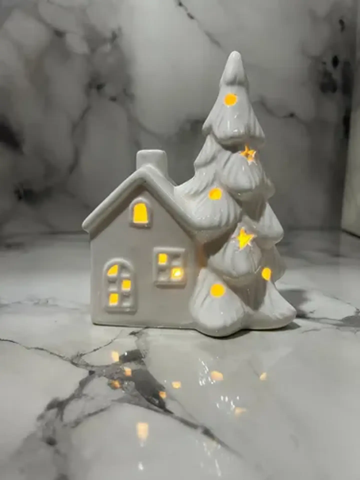 Casita Navideña De Cerámica Con Árbol Decorativo Pequeño 1
