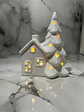 Casita Navideña De Cerámica Con Árbol Decorativo Pequeño - Miniatura 1