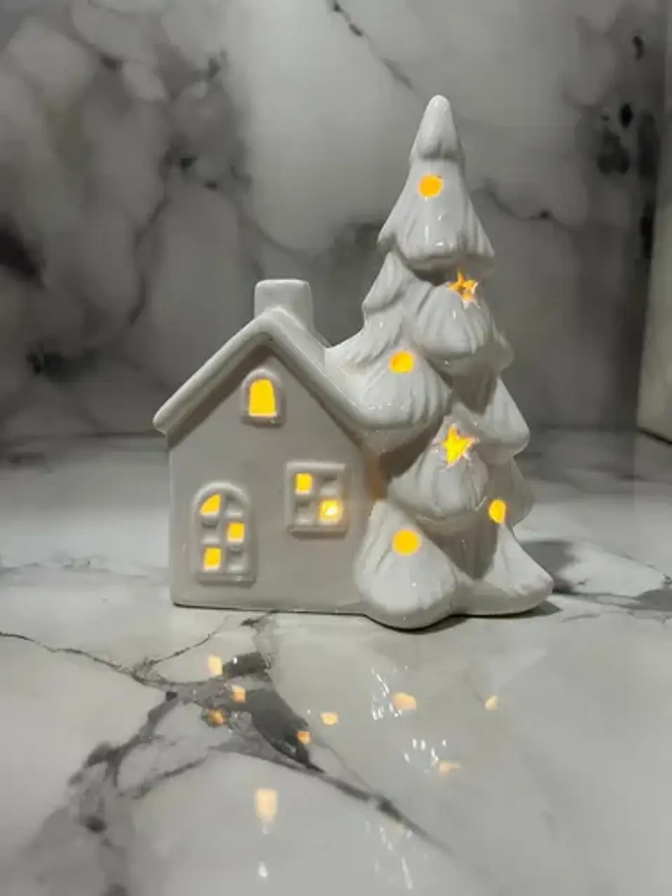 Casita Navideña De Cerámica Con Árbol Decorativo Pequeño 1
