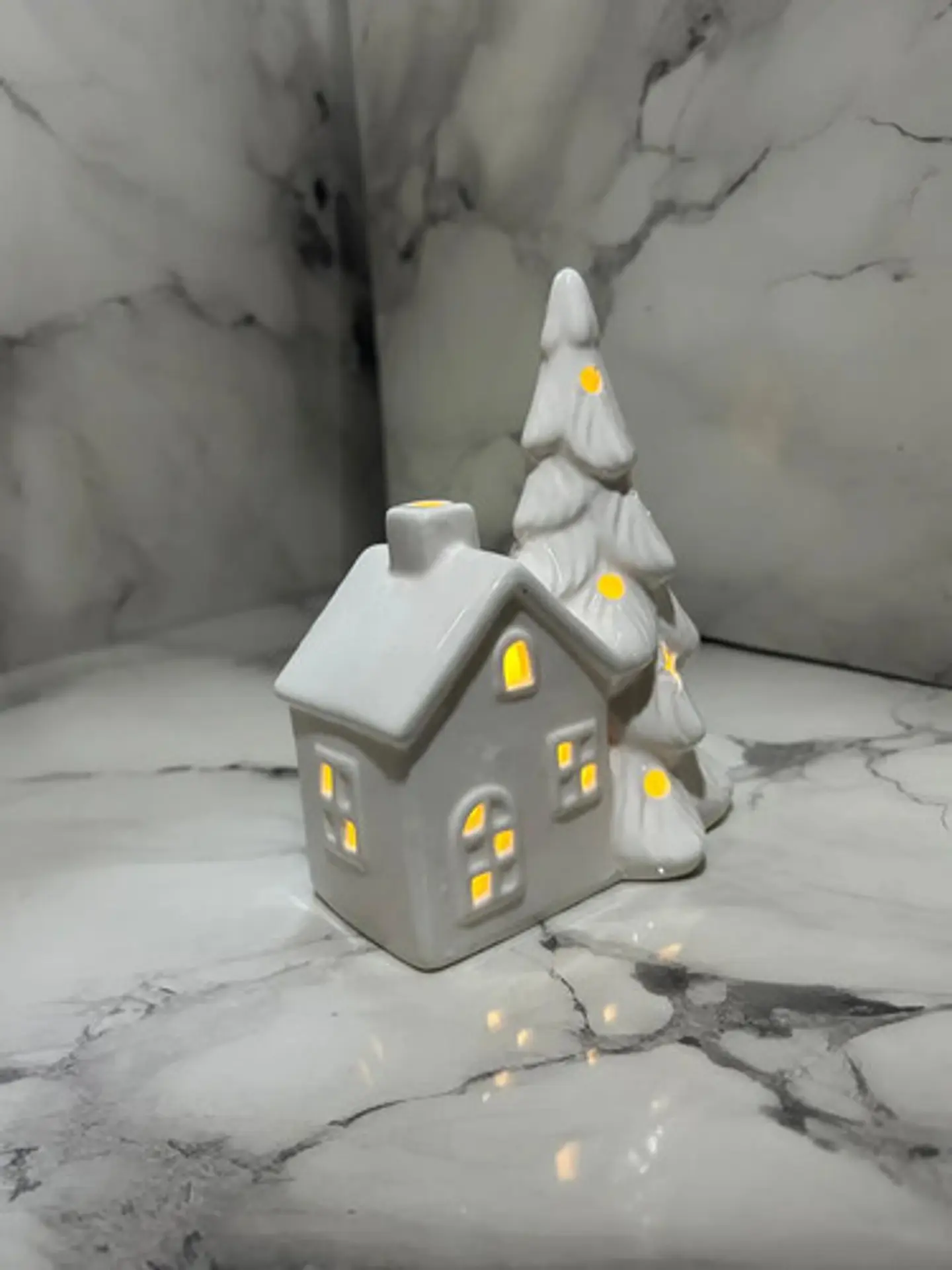 Casita Navideña De Cerámica Con Árbol Decorativo Pequeño 3