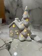 Casita Navideña De Cerámica Con Árbol Decorativo Pequeño - Miniatura 4