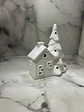 Casita Navideña De Cerámica Con Árbol Decorativo Pequeño - Miniatura 8