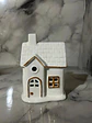 Casita Navideña De Cerámica Blanca Con Luz Adorno - Miniatura 1
