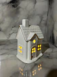 Casita Navideña De Cerámica Blanca Con Luz Adorno - Miniatura 2