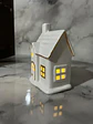 Casita Navideña De Cerámica Blanca Con Luz Adorno - Miniatura 4