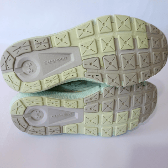 Under Armour , 37,5 6