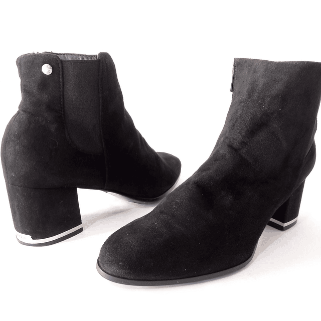 Calvin Klein , 38,5  1