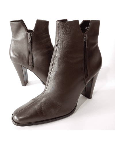 Newport , cuero , 37