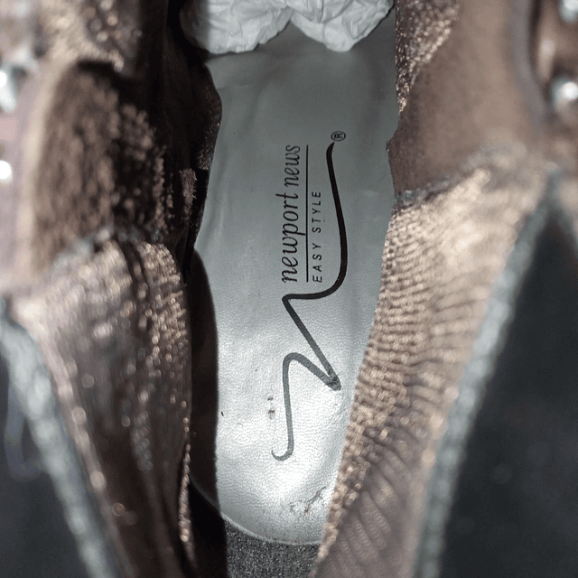 Newport , cuero , 37 7