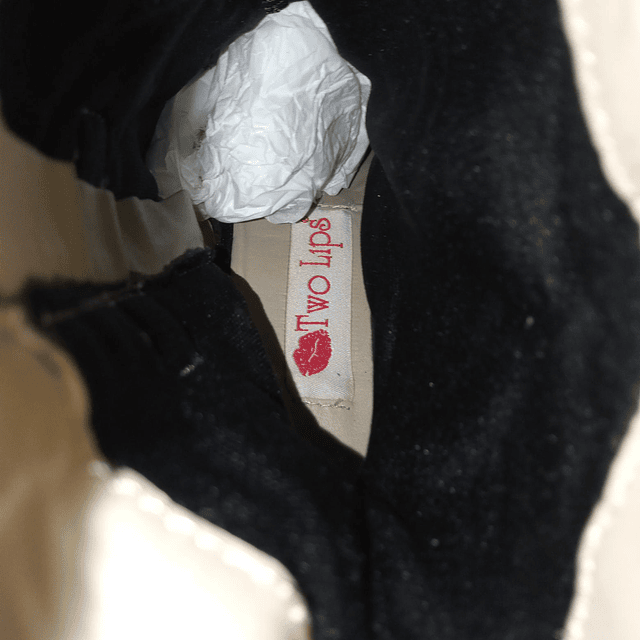 Two Lips , cuero , 37 8