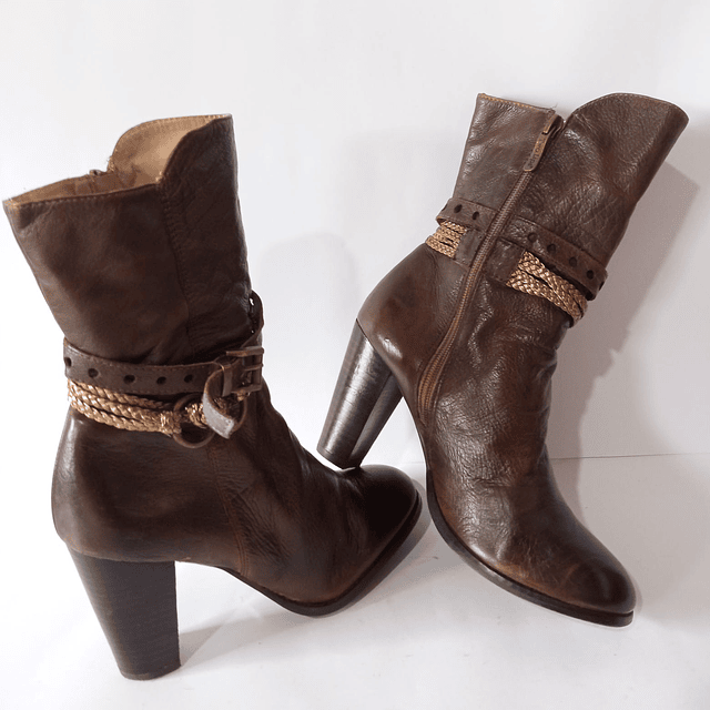 Two Lips , cuero , 37 3