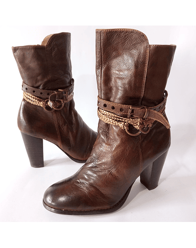 Two Lips , cuero , 37