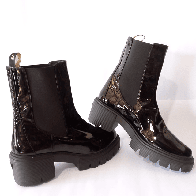 Stuart Weitzman , 42  2