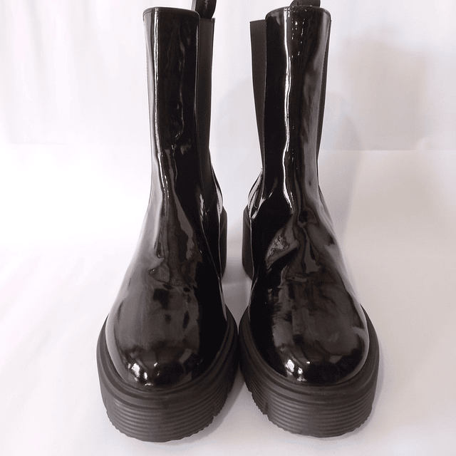 Stuart Weitzman , 42  3