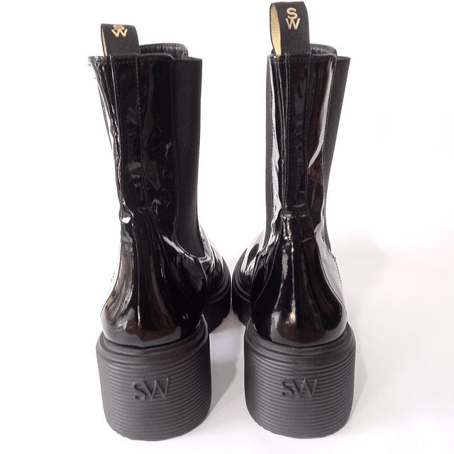 Stuart Weitzman , 42  4