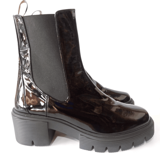 Stuart Weitzman , 42  5