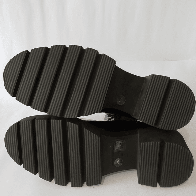 Stuart Weitzman , 42  7