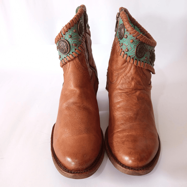 Corral , cuero , 36 2