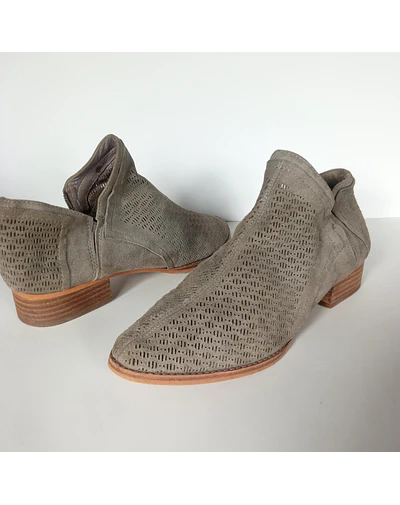 Vince Camuto , reno , 39