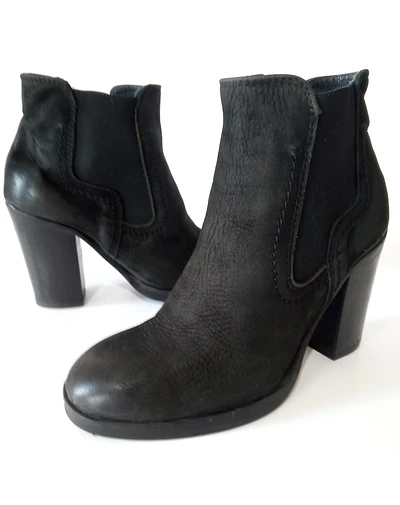 Barneys , cuero , 35