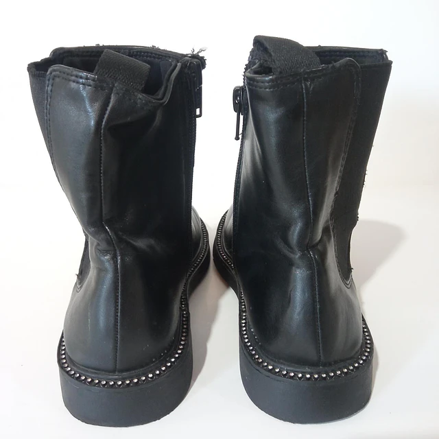 Zara , 35 6