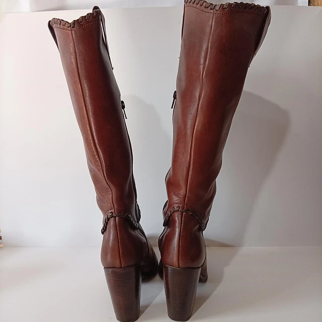 Paola Ferri , cuero , 39 7