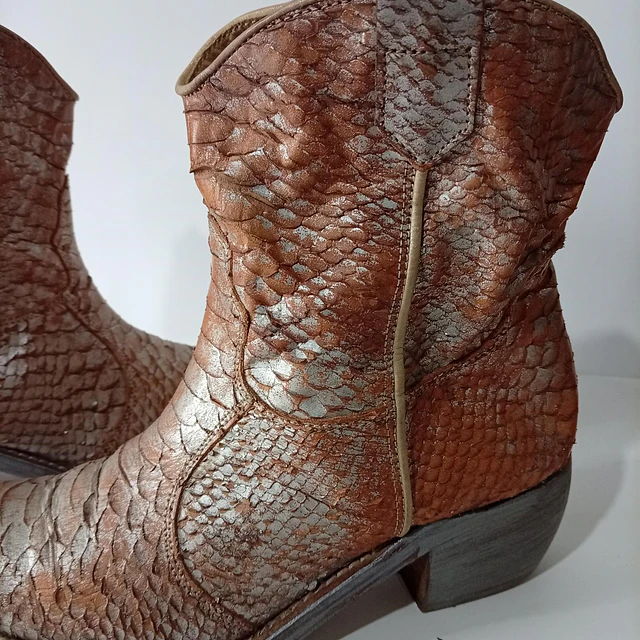 Helen Billkrantz , cuero , 38 2