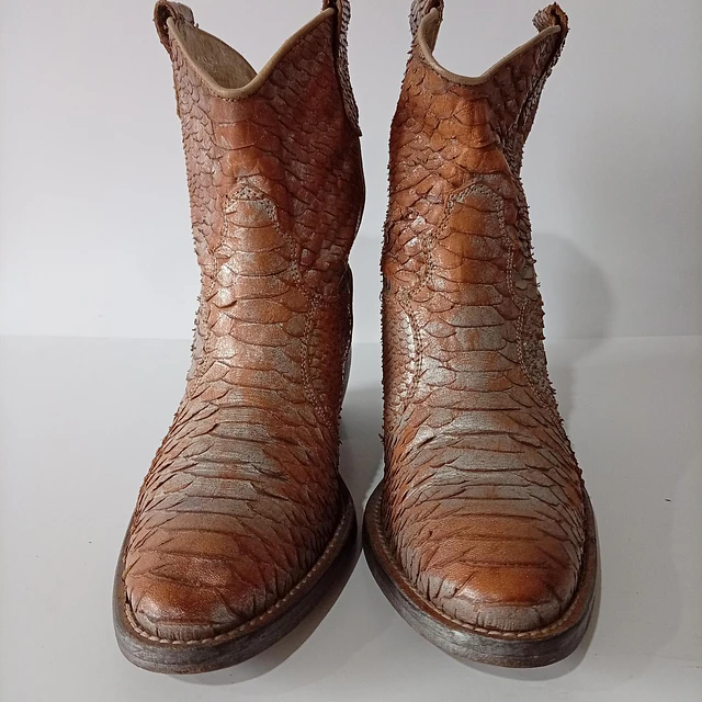 Helen Billkrantz , cuero , 38 3