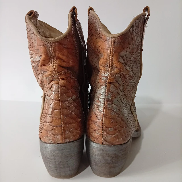 Helen Billkrantz , cuero , 38 4