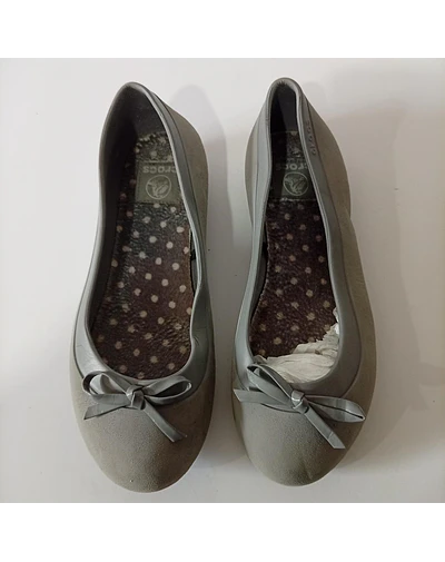 Crocs , 37