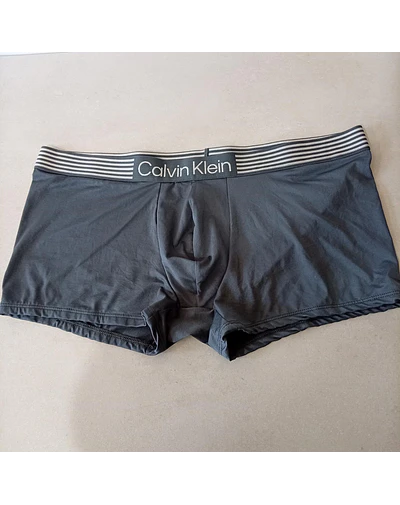 Calvin Klein, talla XL