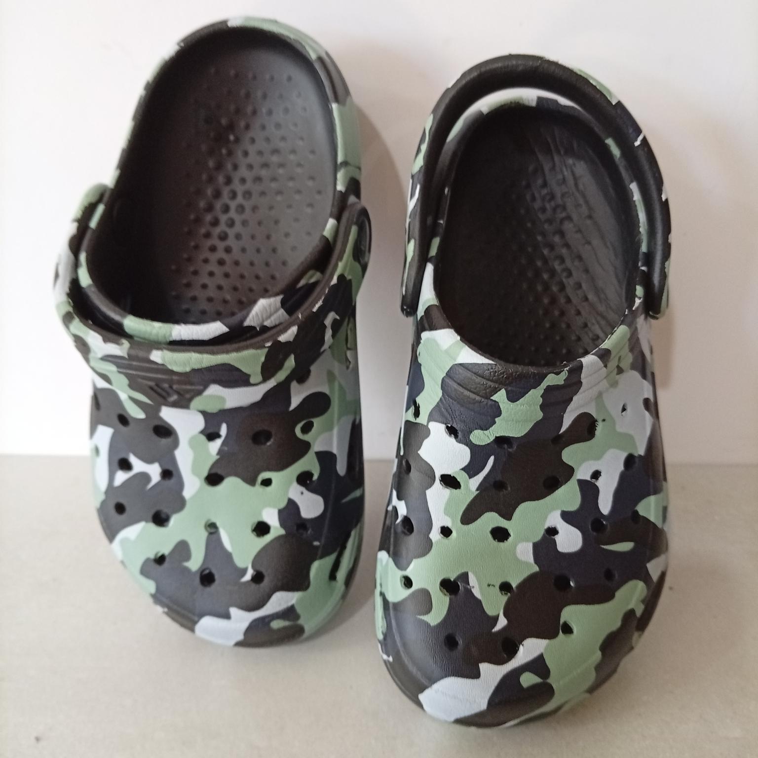 Zapatos tipo crocs, 30